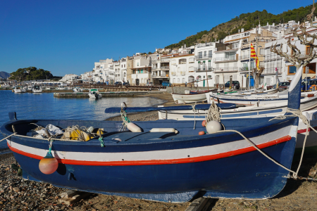 Barcas amarradas en costa brava