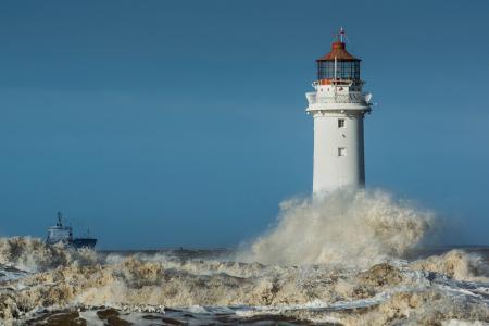 Olas de mar rompiendo en un Faro