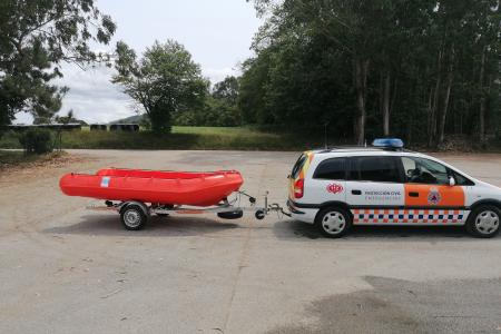 Vehículo transportando una barca de Protección Civil