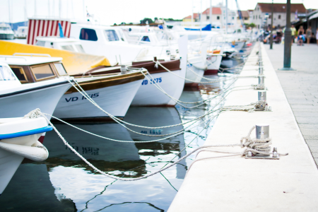 Puerto con barcos amarrados