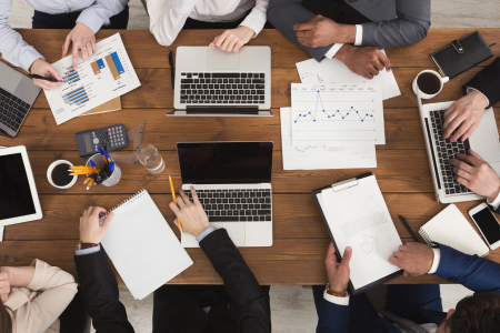 Mesa de oficina con personas trabajando