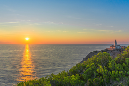 Puerto con faro al atardecer