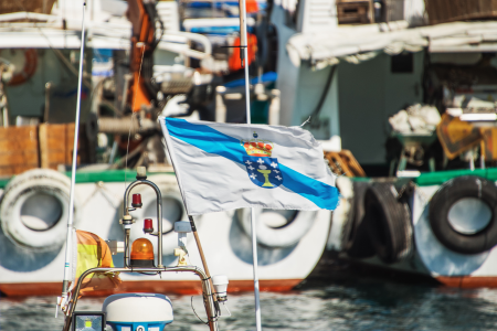 Puerto con barcos en Galicia