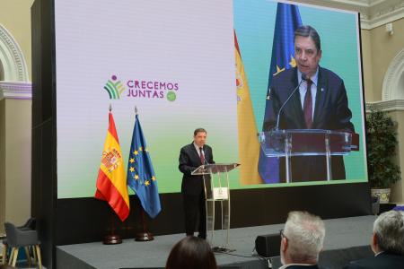 Ministro Planas hablando en una conferencia