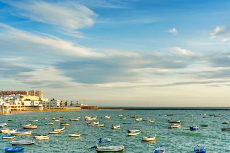 Playa con barcas amarradas