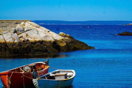 dos barcas amarradas en el puerto