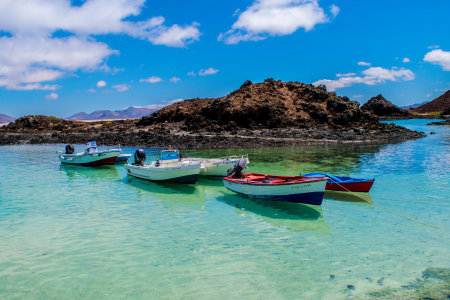 barcos en la costa de la isla de Fuerteventura