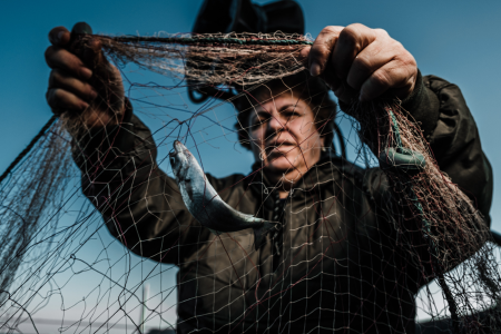 Mujer pesca