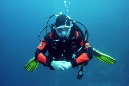 diver-g69ef36ae2_1920.jpg