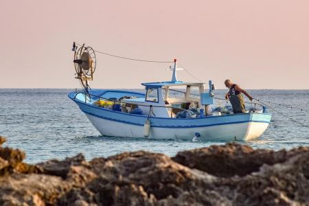 fishing-boat-g443112c34_1920.jpg