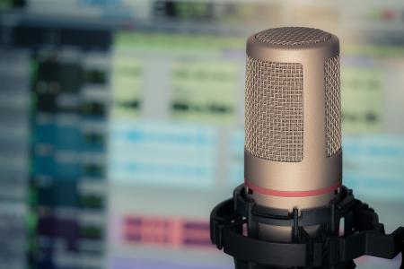 microphone-3381837_1920.jpg