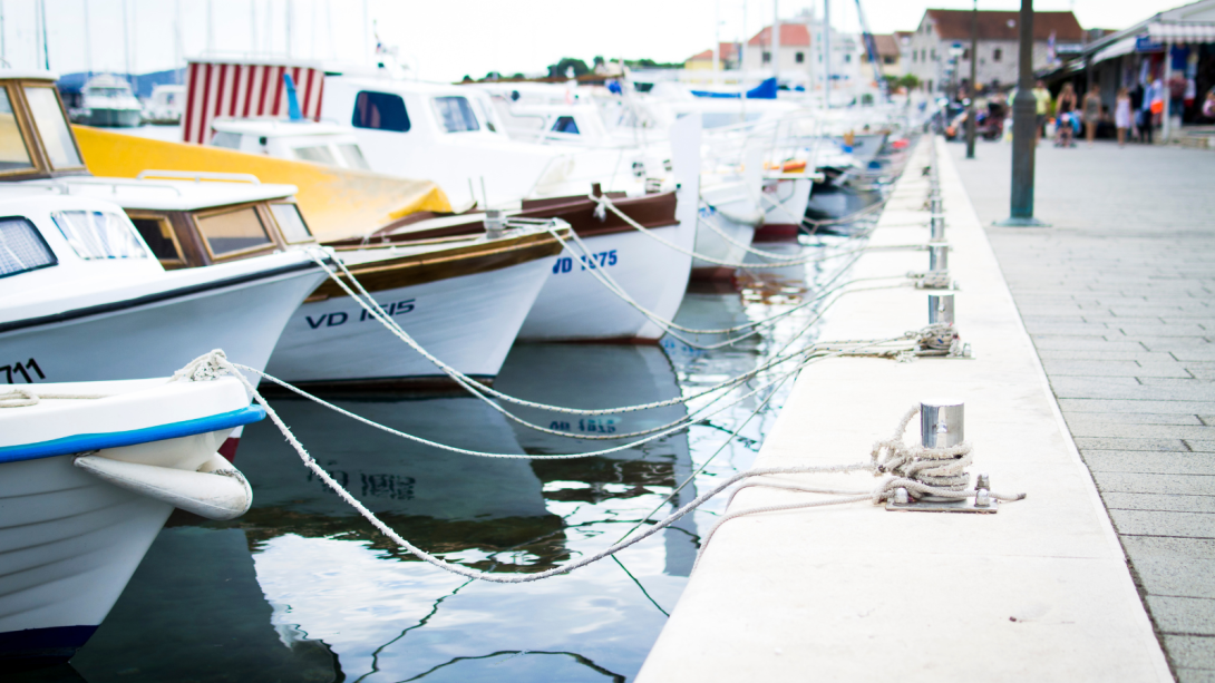 Puerto con barcos amarrados