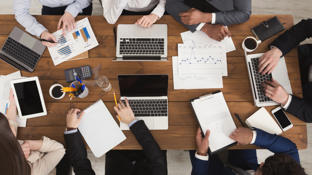 Mesa de oficina con personas trabajando