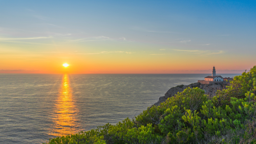 Puerto con faro al atardecer