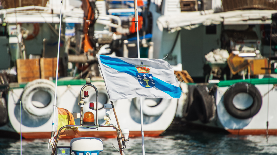 Puerto con barcos en Galicia