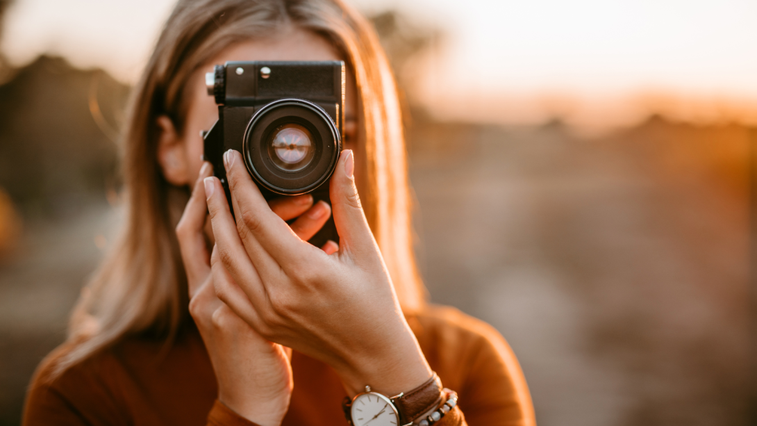 mujer sacando una foto con una cámara digital