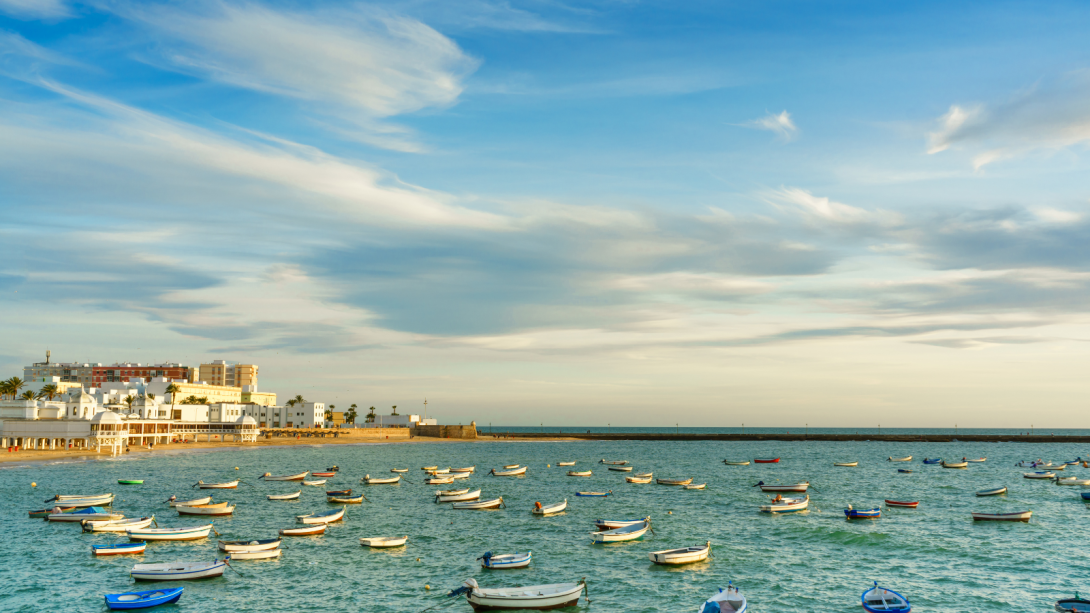 barcos de pesca en la costa andaluza