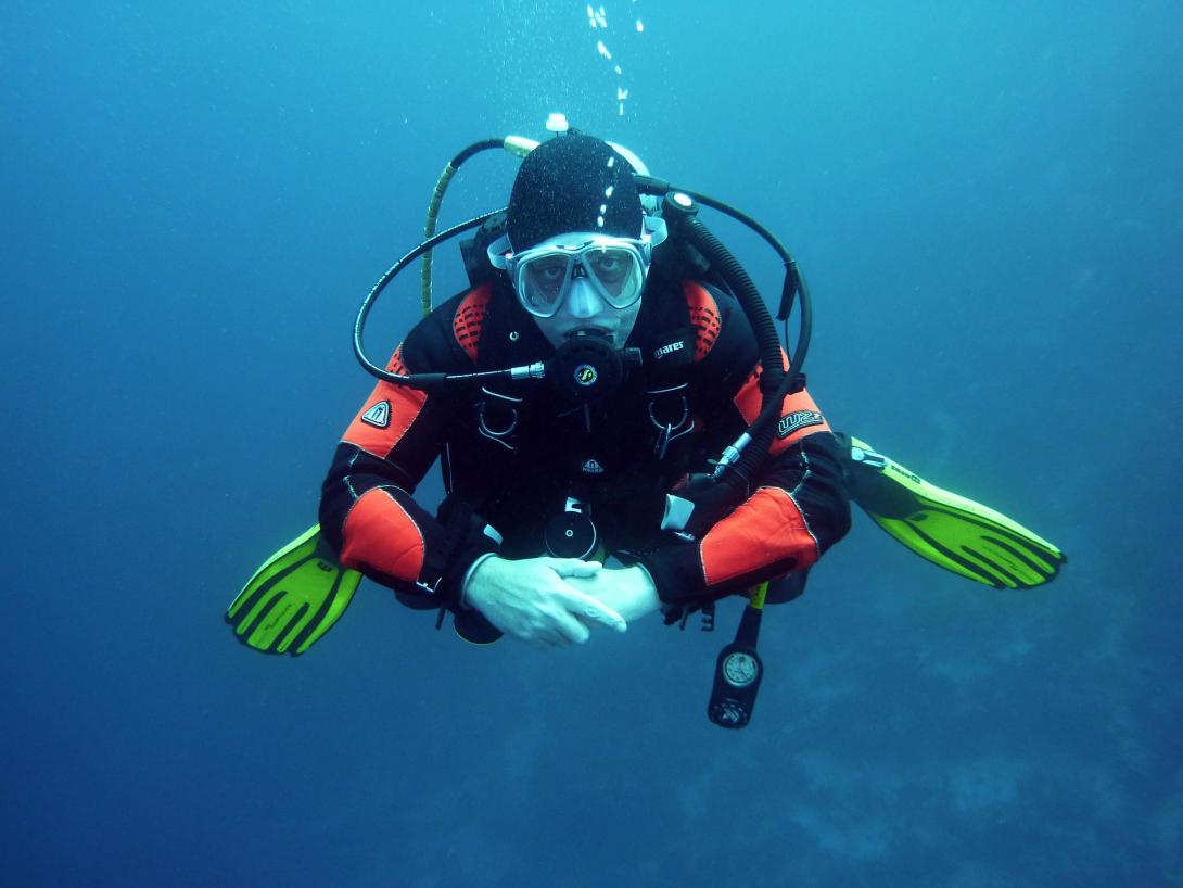 diver-g10ac2af22_1920.jpg