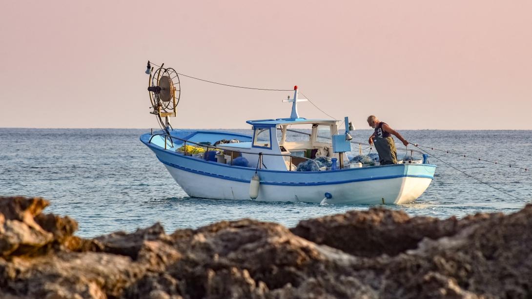 fishing-boat-g443112c34_1920.jpg