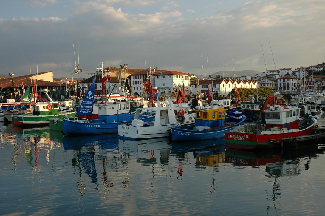 fishing-boats-g0db5ef66c_1920.jpg