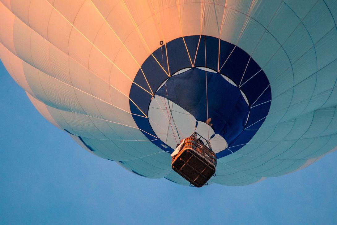 hot-air-balloon-g4a4e7b61b_1920.jpg