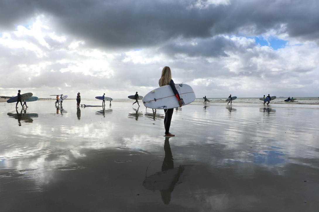 surfers-g71b6288e6_1920.jpg